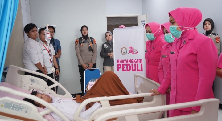 Wujud Bhayangkari Peduli, Ny. Martina Rony Samtana Jenguk Wartawan dan Mahasiswa Korban Insiden