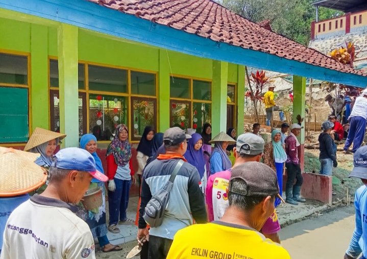 Wakil Bupati Kuningan Hj. Tuti Andriani Bantu 30 Sak Semen untuk Pemeluran Halaman SDN 4 Cipakem