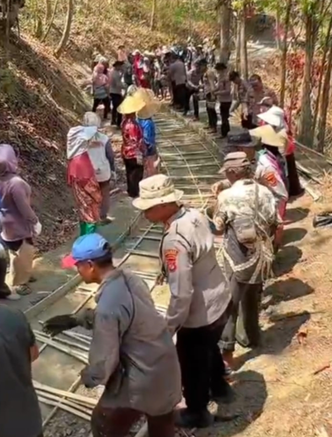 KAPOLRES KUNINGAN AKBP BELLEN ANGGARA PRATAMA SALURKAN BANTUAN SEMEN DAN PASIR UNTUK PEMBANGUNAN JALAN DUSUN SEKLOK