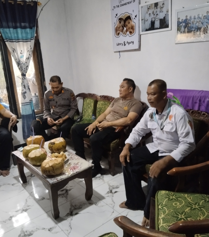 Kapolres Kuningan Salurkan 120 Sak Semen dan Dua Damtruk Pasir untuk Pembangunan Jalan Dusun Seklok